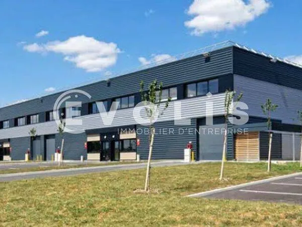 Local d'activité 1069 m² 