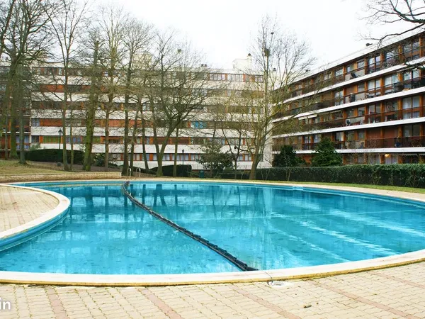 Appartement totalement refait à neuf, piscine, étendue d'herbe, vendu meublé en partie, 