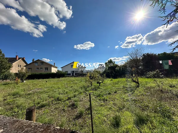 A VENDRE - Ensemble de caractère avec maison de type 5, dépendances et terrain attenant - OLEMPS 