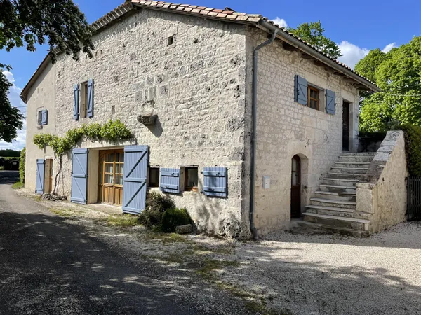 Maison Quercynoise dans un hameau avec 3 chambres, grange , beaucoup d'authenticité, sans vis à 