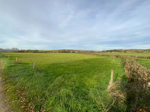 SAINT-AGNAN - Terrain constructible viabilisé de 1343 m² . 