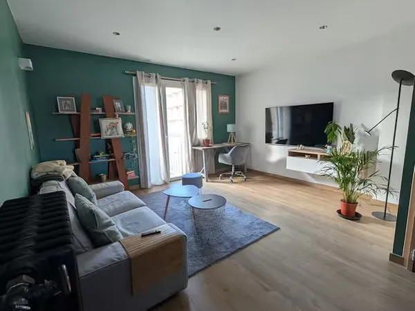 À vendre - T3 traversant rénové 62 m² - Centre-ville - 1ier étage 