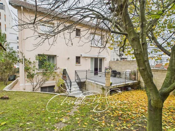 Belle maison en très bon état proche tramway 