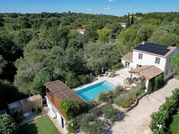 Uzès : Propriété de 205 m² avec jardin et piscine 