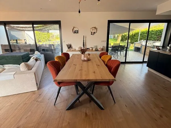 Maison familiale avec piscine, jardin arboré et prestations de qualité 