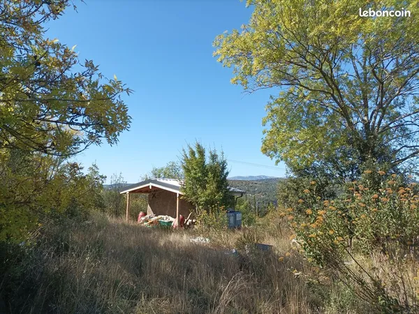 Terrain et petit mazet 