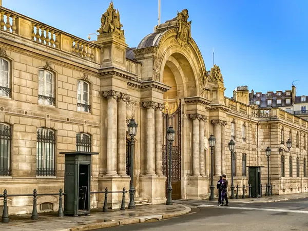 PARIS VIII - FAUBOURG DU ROULE - APPARTEMENT DE 70M² VUE SUR L'ÉLYSÉE 