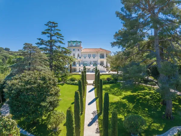 CAP D'ANTIBES ENSEMBLE IMMOBILIER DE 3 MAISONS AVEC PISCINE 