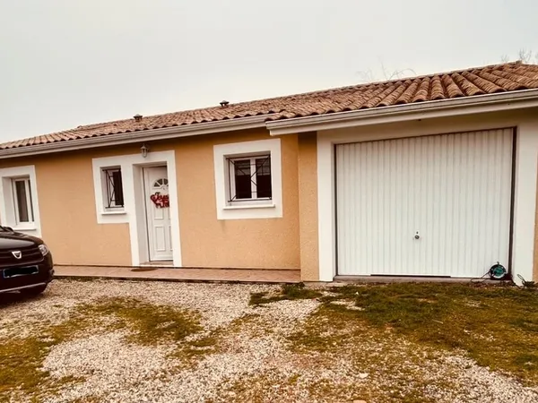 Maison familiale 90 m² sur terrain de 875 m² - Garage isolé, climatiseur & sécurité, à 2 min 