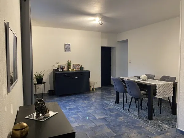 Appartement 3 chambres en duplex avec entrée privative, jardin et caves sur Mont-Saint-Martin 