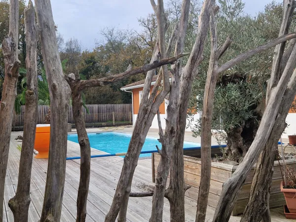 Belle maison P.P avec garage double, Piscine, terrasses et j 