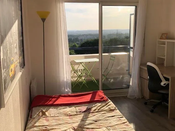 Studio meublé en étage avec terrasse 