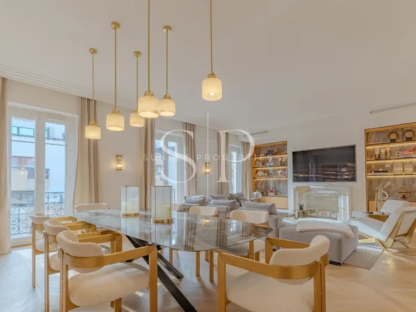 Exclusivité : Appartement rénové, au Carré d'or de Nice 
