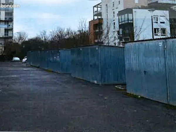 Un emplacements de stationnement 