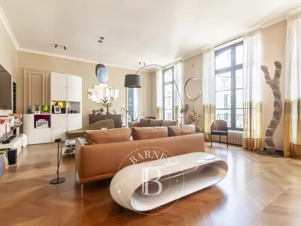 Paris 1er - Proche de la Place Vendôme - Appartement avec très beaux volumes dans un immeuble 