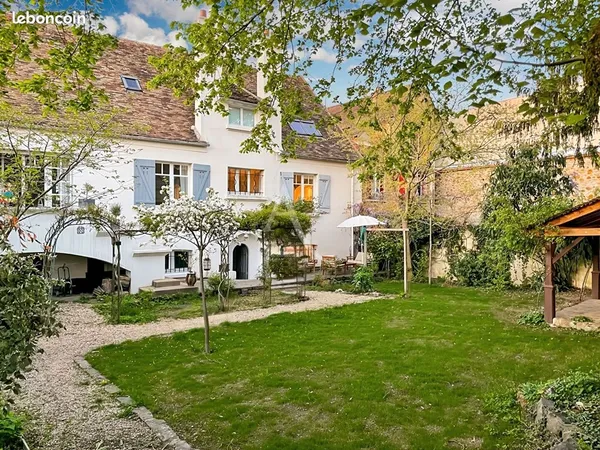 Propriété 9 pièces 274 m² 