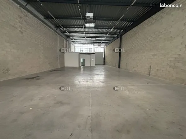 Local d'activité 436 m² 