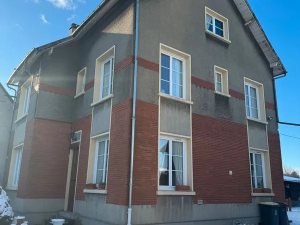 Maison individuelle de ville avec grande cour et nombreuses dependances 