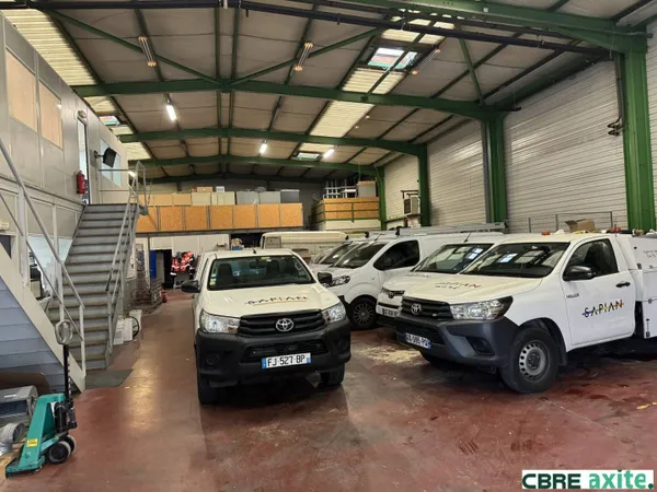 Local d'activité 761 m² 