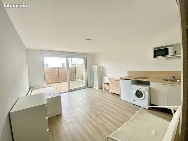 Studio meublé, terrasse et parking 