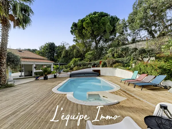 Maison familiale avec gîte, piscine et 5 garages proche des 