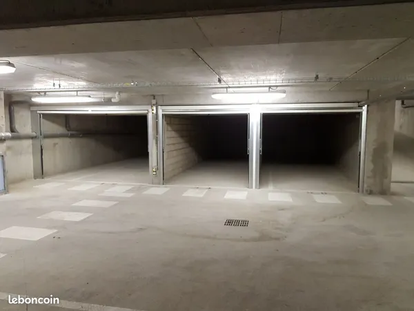 Grand Box de 37m2 au sous-sol d'une résidence sécurisée 