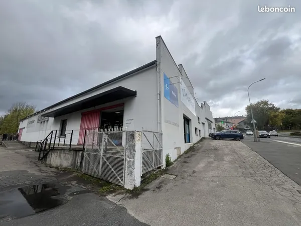 Local d'activité 697 m² 