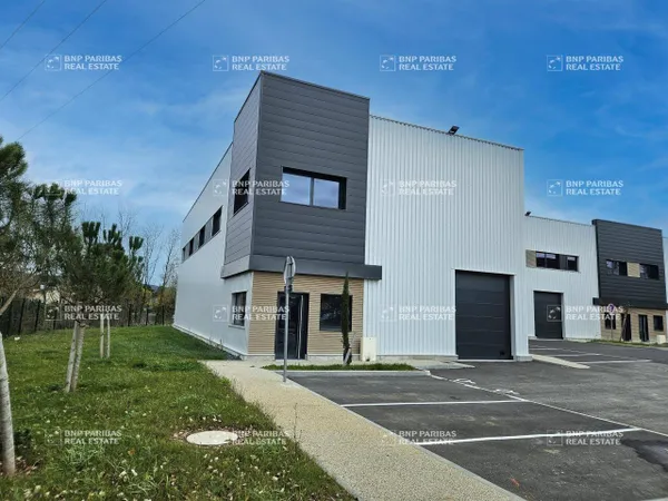 Local d'activité 442 m² 