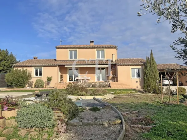 Élégante villa provençale avec piscine et vues majestueuses 
