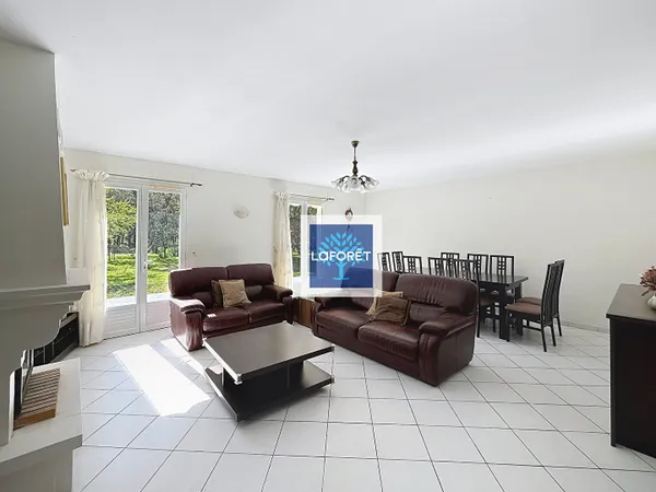 Maison de plain pied, 4 chambres, garage et parc 