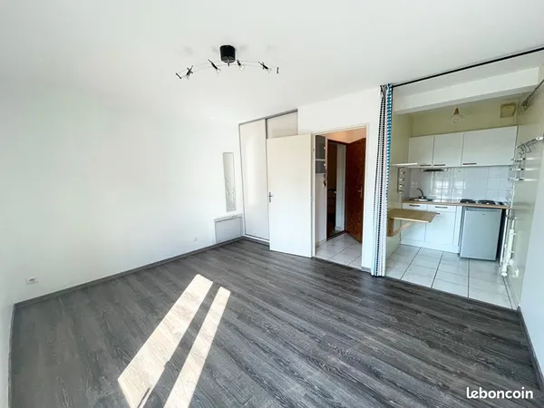 Studio 1 pièce 25 m² 