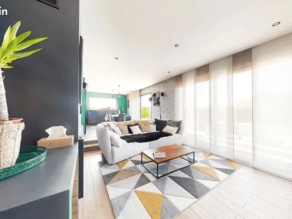 Maison familiale contemporaine - 222 m2 - RT 2012 / DPE A - 6 ch - hors lotissement 