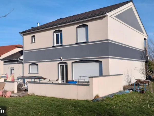 Maison F7 duplex avec grand jardin et local commercial 