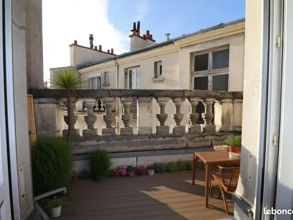 Triangle or - T3 avec terrasse dernier étage 54.04m2 - Hoche - RER E 