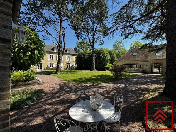 Propriété de charme avec dépendances et piscine en coeur de vil 