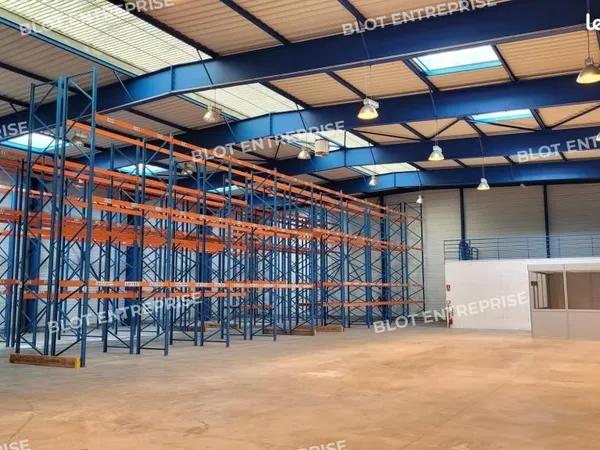 Local d'activité 1 500 m² 