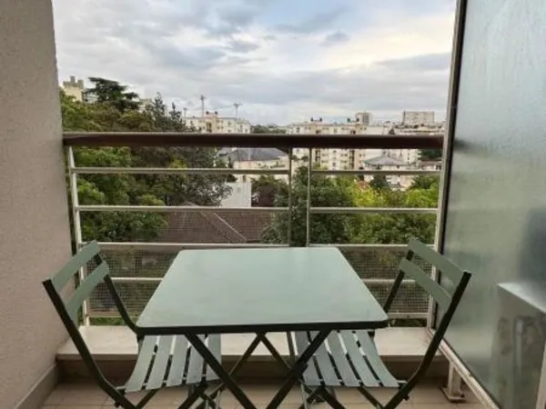 Beau studio avec espace nuit balcon et parking 