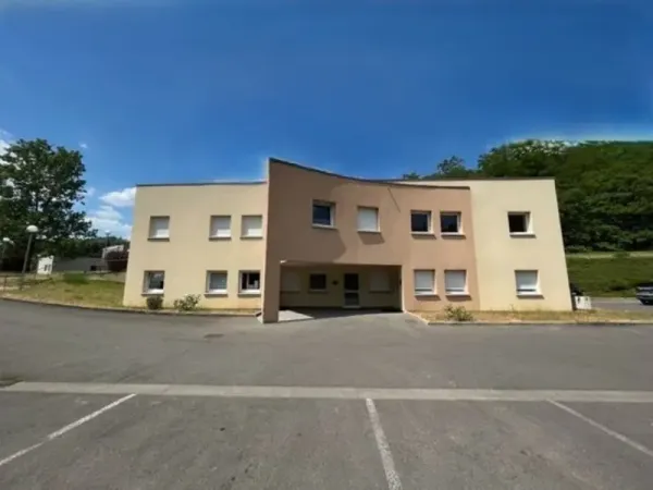 LONGWY, EXCEPTIONNELLE MAISON DE SANTE/ GRAND LOCAL COMMERCIAL DE 795 M² AVEC UN VASTE 