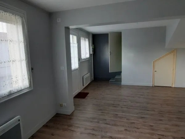 Maison de bourg mitoyenne à louer 