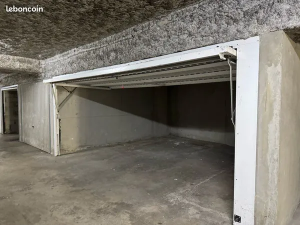 Grand garage ultra sécurisé 