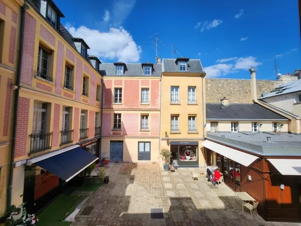 HYPER CENTRE, F1 DE 38M² EN DERNIER ETAGE AU CALME 