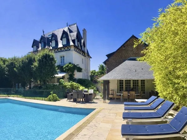 DEAUVILLE PROPRIÉTÉ EXCEPTIONNELLE AVEC PISCINE ET MAISON D'AMIS 