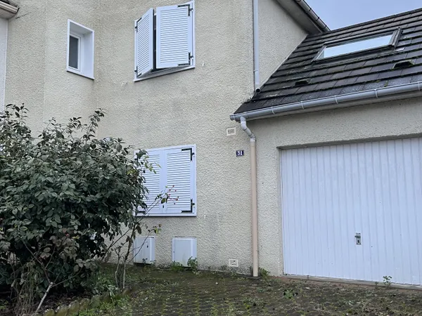 MAISON F5 AVEC JARDIN DANS RESIDENCE CALME PROCHE COMMERCES 
