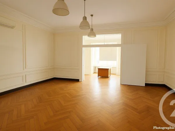 Local 1 pièce 56 m² 