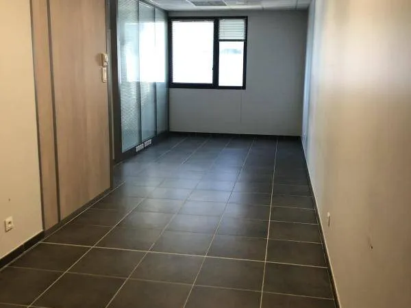 Bureaux 75 m² 