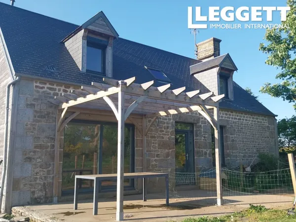 Propriété équestre avec maison, terrain de plus de 7,5 hectares et dépendance, proche de Vire. 