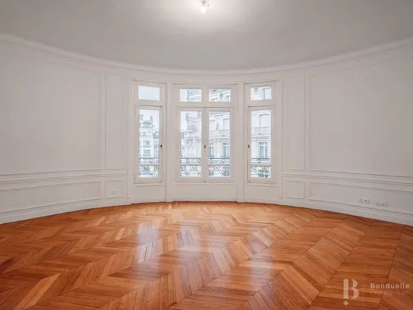 PARIS VIII - BEAU 7 PIÈCES DE 233 M2 - 4 CHAMBRES - REFAIT À NEU 