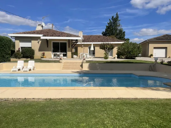 Villa de plain-pied avec piscine, garage et maison attenante en 