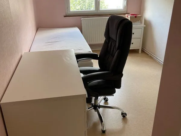 Chambre pour fille - à 15 min de la Place des Halles 