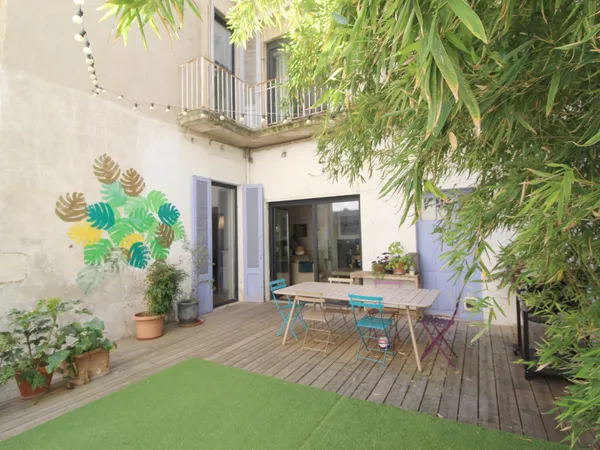 NIMES Secteur Carnot maison de ville de 248 m2 avec cour et 